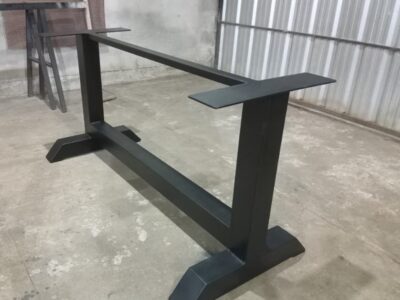 Mesas de estructura metálica con tapa de granito