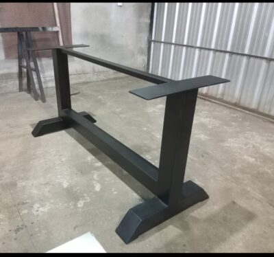 Mesas de estructura metálica con tapa de granito