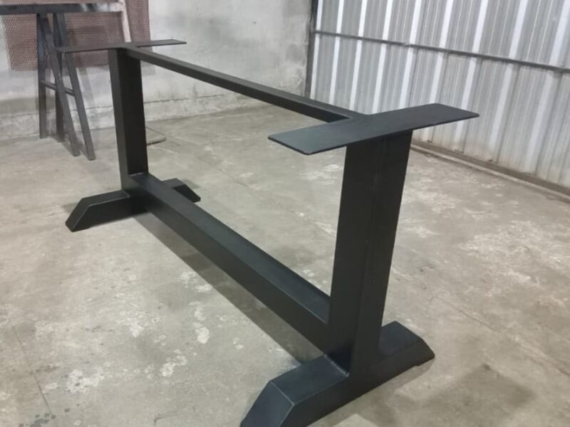 Mesas de estructura metálica con tapa de granito