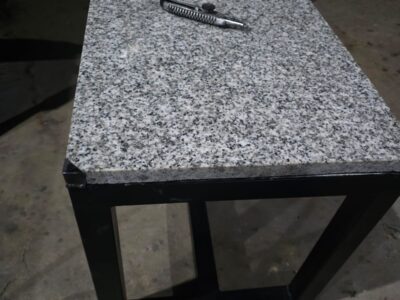 Mesas de estructura metálica con tapa de granito