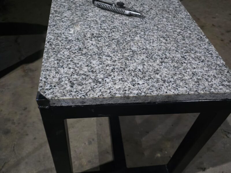 Mesas de estructura metálica con tapa de granito