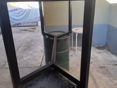 Mesas de estructura metálica con tapa de granito