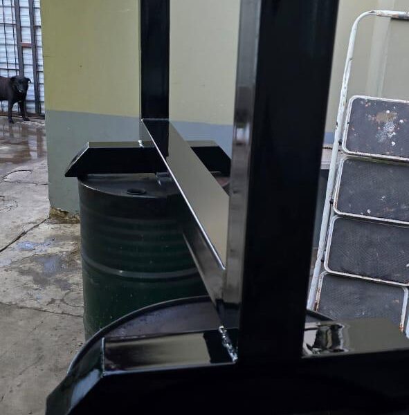 Mesas de estructura metálica con tapa de granito