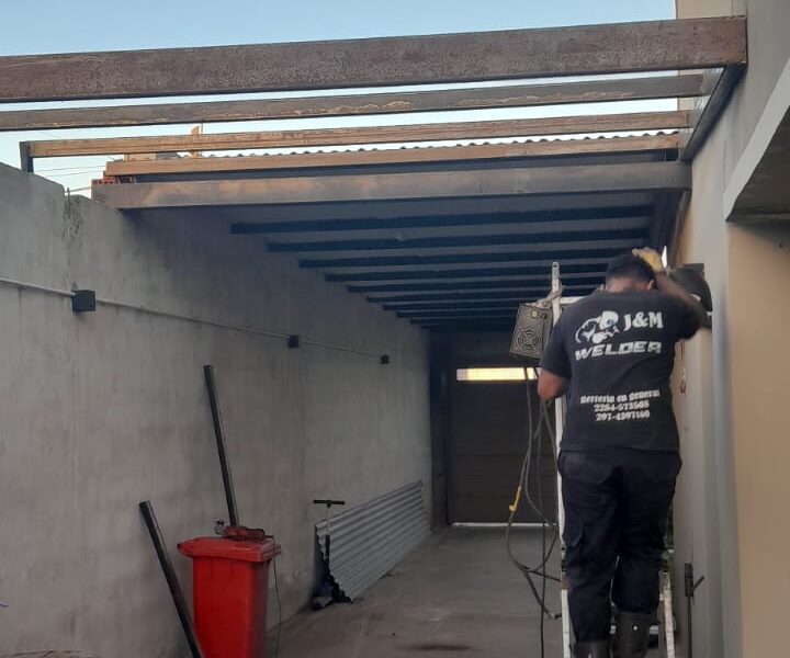 Techo de garage con estructura metálica