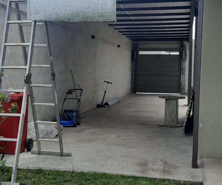 Techo de garage con estructura metálica