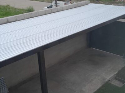 Techo de garage con estructura metálica