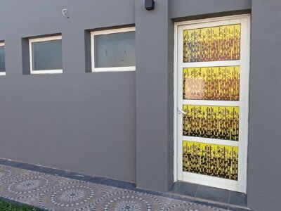 Diseño de ploteo comercial para frentes.