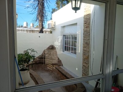 Diseño y Revestimiento de Patio Interno con Estanque y Cascada