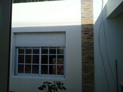 Diseño y Revestimiento de Patio Interno con Estanque y Cascada