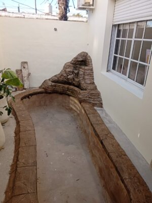 Diseño y Revestimiento de Patio Interno con Estanque y Cascada