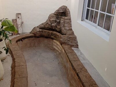 Diseño y Revestimiento de Patio Interno con Estanque y Cascada