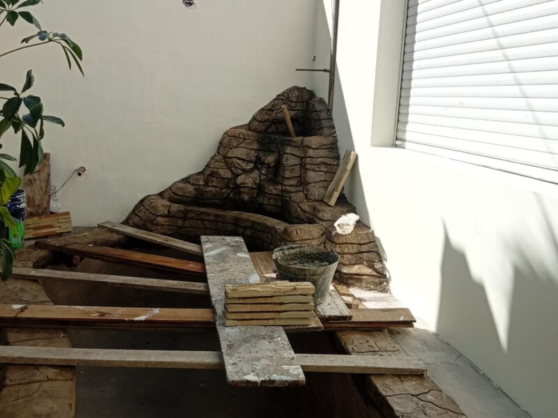 Diseño y Revestimiento de Patio Interno con Estanque y Cascada